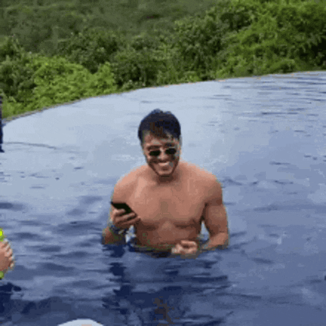 Smartphone by the pool gif Ga waar je doelgroep gaat - zomerse marketing
